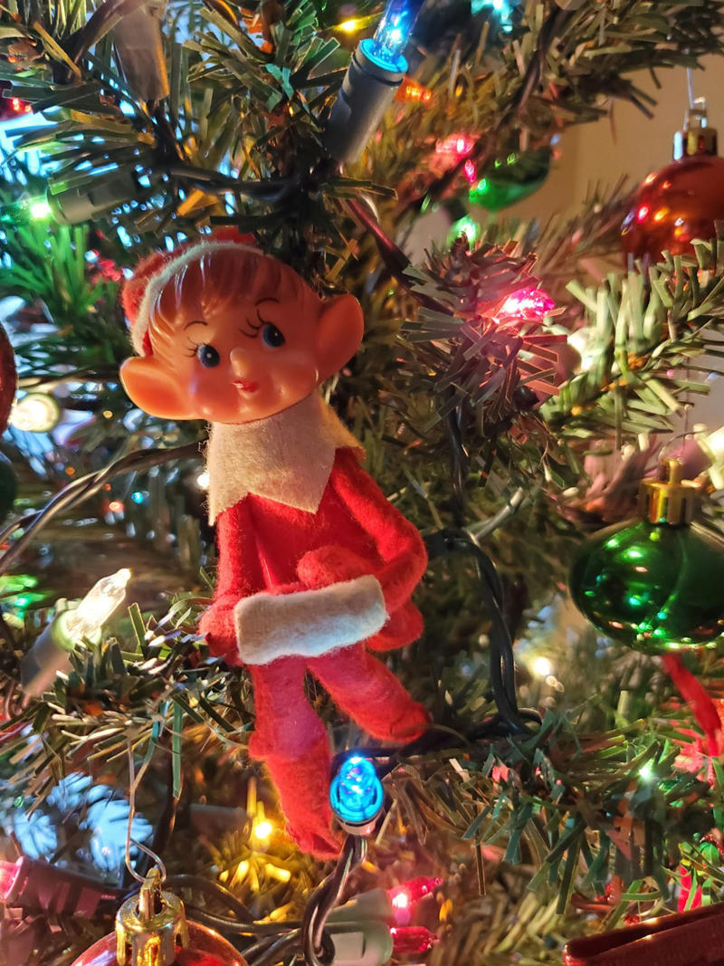Vintage Christmas Ornaments Old Vinyl Records, Vintage Toys From Your Childhood, Pokemon Cards, Baseball Cards, Vintage Christmas Ornaments, Vintage Board Games, First Edition Books, Vintage Dishware and China, Vintage Costume Jewelry, Old Musical Instruments, Vintage Electronics, Beanie Babies