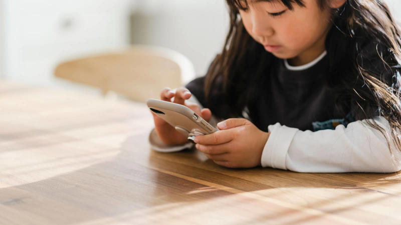 スマホを早く持てば持つほど心の健康状態が悪化する, 女の子の方がより影響を受けやすい傾向, 子供たちを守るために親が今すぐできること, 世界的に政策レベルで規制の動きが加速, 子供はスマホを使う大人の行動をよく見ている