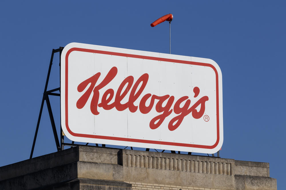 Art Deco Automobile Advertisements, 1930s Kellogg's Household Messaging, 1950s 7-Up Baby Marketing, 1960s Hoover Christmas Campaigns, Early Automobile Marketing Strategy, Marlboro's Controversial Baby Campaigns, 1920s Jell-O Social Commentary, 1960s Holiday Gift Traditions, Food Marketing Gender Dynamics, Postmodern Brand Culture Emergence, When Yesterday's Dreams Meet Today's Reality