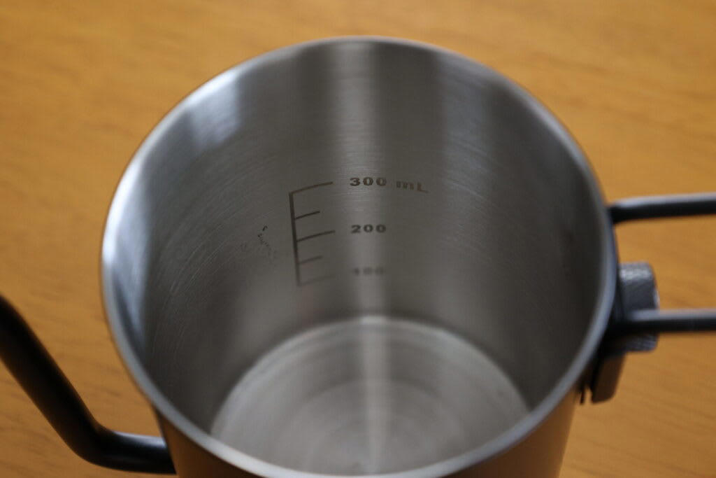 アウトドアシーンで“いつもの本格コーヒー”を味わえる, 持ち運びに特化した『ゼブラン ノマド ドリップケトル』, お湯のコントロールがしやすく、思った通りに注げる, 超便利！ケトル内側のメモリが計量の手間を省く, 天然木の温もり感じるデザイン＆シンプルさ, こんな人に『ゼブラン ノマド ドリップケトル』はおすすめ！, アウトドアで本格的なドリップコーヒーを楽しみたい人, お湯のコントロールがしやすいドリップケトルが欲しい人, こんな人に『ゼブラン ノマド ドリップケトル』は不向きかも…！, 一度に大人数分のコーヒーを淹れたい人, 『ゼブラン ノマド ドリップケトル』で“至福の1杯”を追求