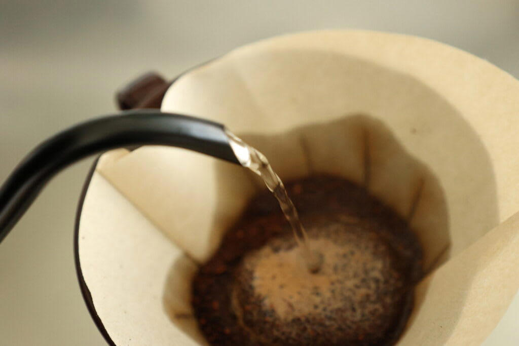 アウトドアシーンで“いつもの本格コーヒー”を味わえる, 持ち運びに特化した『ゼブラン ノマド ドリップケトル』, お湯のコントロールがしやすく、思った通りに注げる, 超便利！ケトル内側のメモリが計量の手間を省く, 天然木の温もり感じるデザイン＆シンプルさ, こんな人に『ゼブラン ノマド ドリップケトル』はおすすめ！, アウトドアで本格的なドリップコーヒーを楽しみたい人, お湯のコントロールがしやすいドリップケトルが欲しい人, こんな人に『ゼブラン ノマド ドリップケトル』は不向きかも…！, 一度に大人数分のコーヒーを淹れたい人, 『ゼブラン ノマド ドリップケトル』で“至福の1杯”を追求
