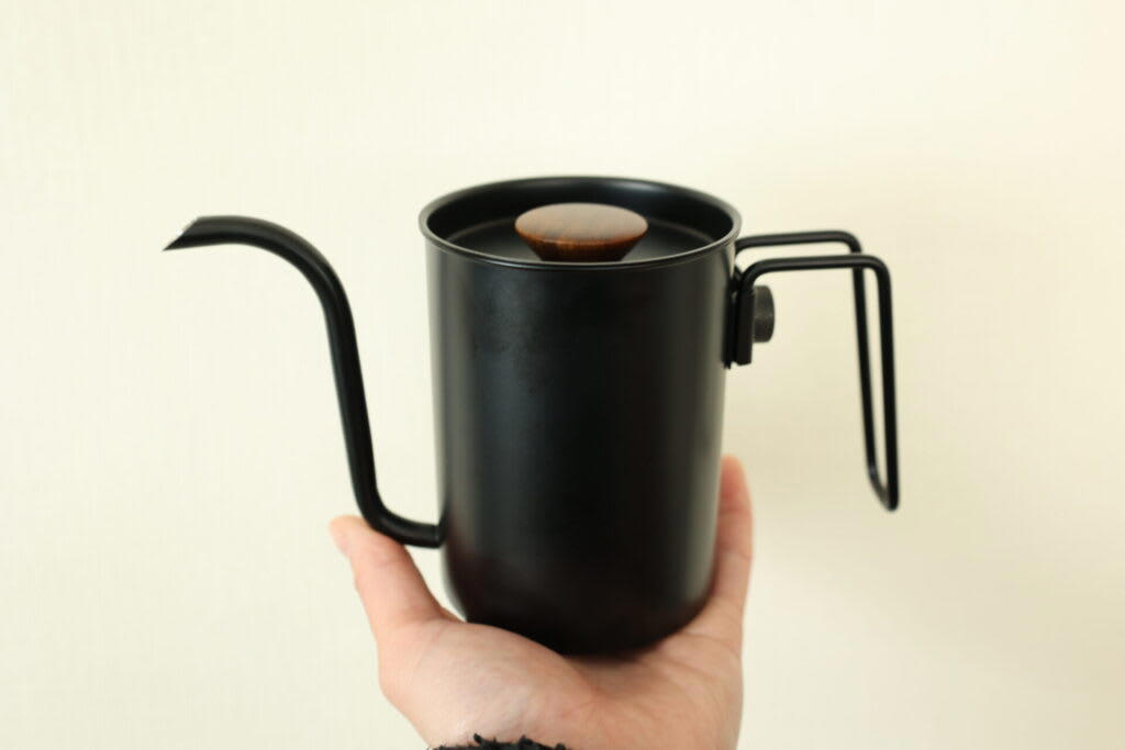 アウトドアシーンで“いつもの本格コーヒー”を味わえる, 持ち運びに特化した『ゼブラン ノマド ドリップケトル』, お湯のコントロールがしやすく、思った通りに注げる, 超便利！ケトル内側のメモリが計量の手間を省く, 天然木の温もり感じるデザイン＆シンプルさ, こんな人に『ゼブラン ノマド ドリップケトル』はおすすめ！, アウトドアで本格的なドリップコーヒーを楽しみたい人, お湯のコントロールがしやすいドリップケトルが欲しい人, こんな人に『ゼブラン ノマド ドリップケトル』は不向きかも…！, 一度に大人数分のコーヒーを淹れたい人, 『ゼブラン ノマド ドリップケトル』で“至福の1杯”を追求