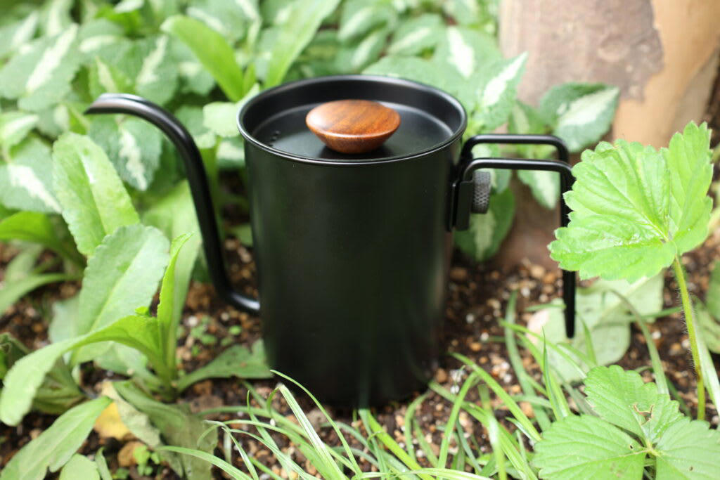 アウトドアシーンで“いつもの本格コーヒー”を味わえる, 持ち運びに特化した『ゼブラン ノマド ドリップケトル』, お湯のコントロールがしやすく、思った通りに注げる, 超便利！ケトル内側のメモリが計量の手間を省く, 天然木の温もり感じるデザイン＆シンプルさ, こんな人に『ゼブラン ノマド ドリップケトル』はおすすめ！, アウトドアで本格的なドリップコーヒーを楽しみたい人, お湯のコントロールがしやすいドリップケトルが欲しい人, こんな人に『ゼブラン ノマド ドリップケトル』は不向きかも…！, 一度に大人数分のコーヒーを淹れたい人, 『ゼブラン ノマド ドリップケトル』で“至福の1杯”を追求