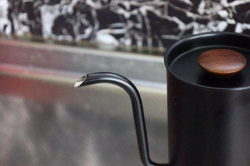 アウトドアシーンで“いつもの本格コーヒー”を味わえる, 持ち運びに特化した『ゼブラン ノマド ドリップケトル』, お湯のコントロールがしやすく、思った通りに注げる, 超便利！ケトル内側のメモリが計量の手間を省く, 天然木の温もり感じるデザイン＆シンプルさ, こんな人に『ゼブラン ノマド ドリップケトル』はおすすめ！, アウトドアで本格的なドリップコーヒーを楽しみたい人, お湯のコントロールがしやすいドリップケトルが欲しい人, こんな人に『ゼブラン ノマド ドリップケトル』は不向きかも…！, 一度に大人数分のコーヒーを淹れたい人, 『ゼブラン ノマド ドリップケトル』で“至福の1杯”を追求