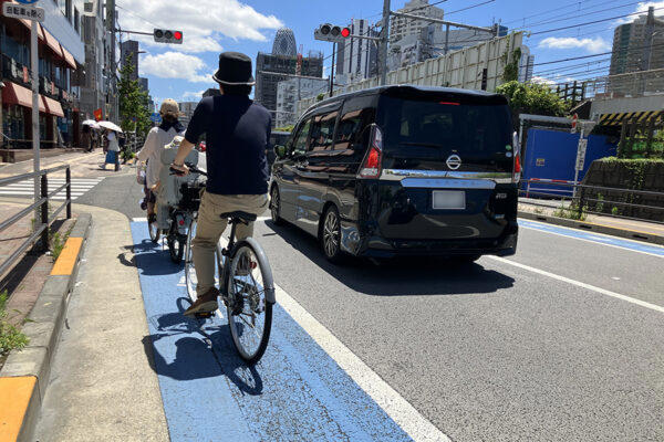 自転車レーンは「車線」です！, 自転車レーンに「入っちゃダメ」なときとは？, 自転車が「自転車レーンを出ちゃダメ」なときも, 自転車にもクルマと同じように求められる交通ルール