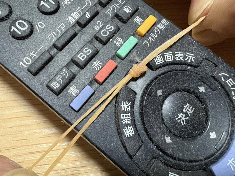 輪ゴムの意外な使い道, リモコンにたまったほこり, 輪ゴムでリモコンをきれいにする方法, リモコン以外にも使える場所は多数！