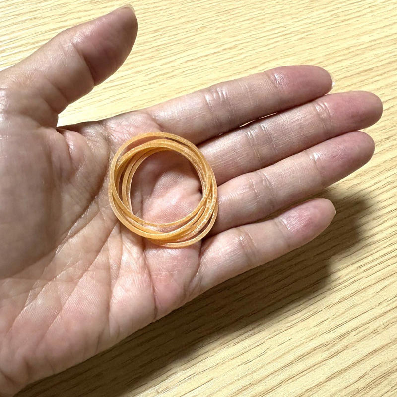 輪ゴムの意外な使い道, リモコンにたまったほこり, 輪ゴムでリモコンをきれいにする方法, リモコン以外にも使える場所は多数！