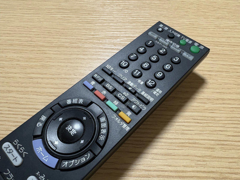 輪ゴムの意外な使い道, リモコンにたまったほこり, 輪ゴムでリモコンをきれいにする方法, リモコン以外にも使える場所は多数！
