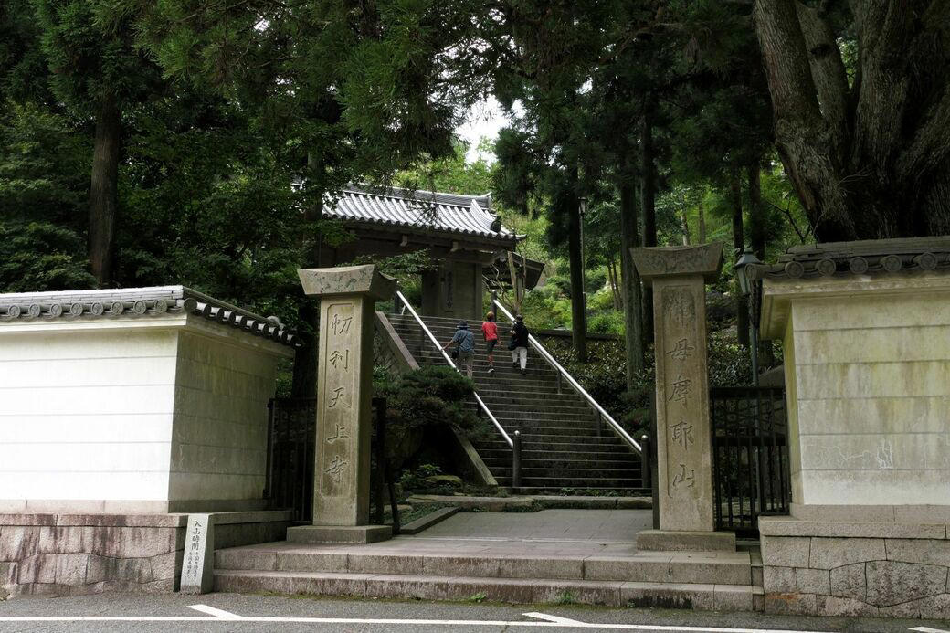 山へ向かう公共交通機関, ケーブルは参詣鉄道だった, 戦後にロープウェーが開業, 夜景は震災復興の象徴