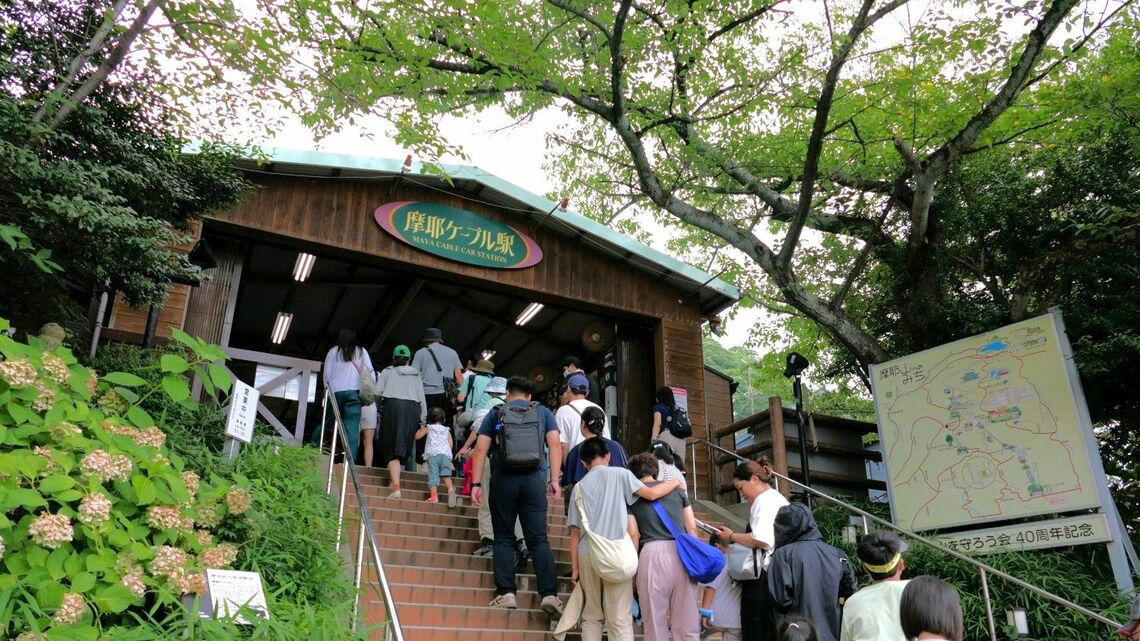 山へ向かう公共交通機関, ケーブルは参詣鉄道だった, 戦後にロープウェーが開業, 夜景は震災復興の象徴