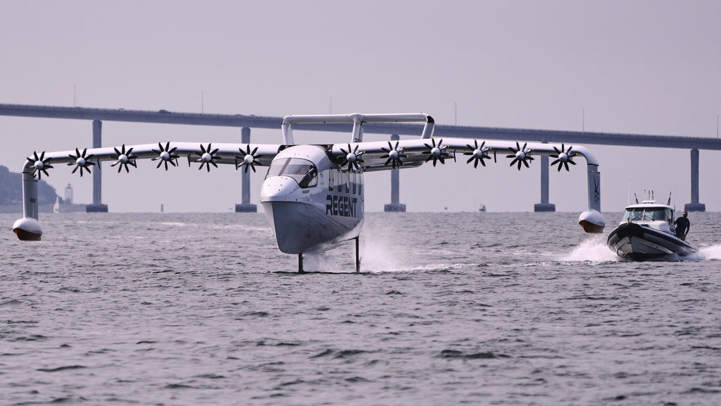 Who will ride a seaglider?, Taking flight but not an aircraft, Capitalizing on concerns over tensions with China, Floating past Interstate 95