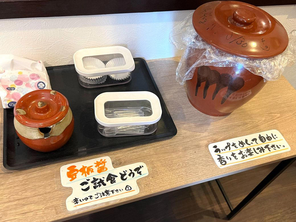 道の駅で出会った麻婆豆腐のおいしさに衝撃を受ける, 日本で売っている豆板醤は「唐辛子の塩漬け」に近い, スナックの常連さんに麻婆豆腐が大ウケ, レシピを元に四苦八苦しながら豆板醤づくり, 商品化は「自宅で簡単においしく」がポイント, 知ってもらうために店舗オープン, 店舗オープンに際して調味料を開発, 「味変」からの「麻薬ラー油ご飯」にチャレンジ, 麻婆豆腐をもっと誰もが、気軽に食べられる存在に