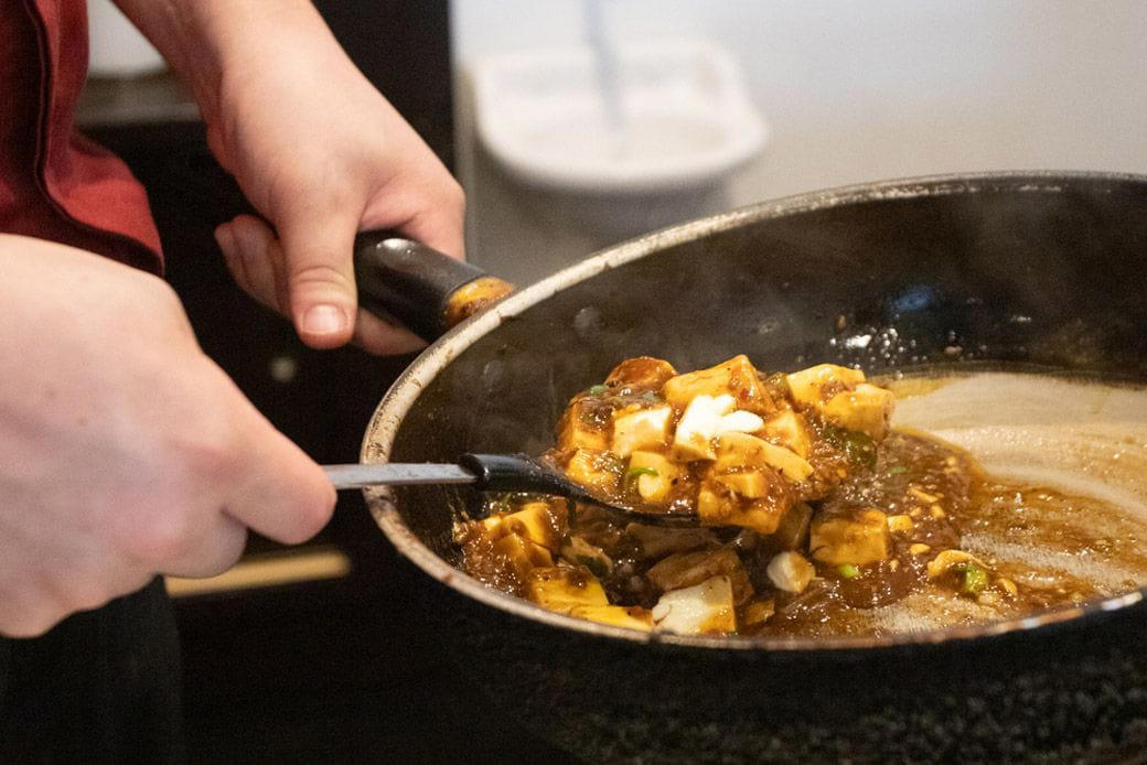 道の駅で出会った麻婆豆腐のおいしさに衝撃を受ける, 日本で売っている豆板醤は「唐辛子の塩漬け」に近い, スナックの常連さんに麻婆豆腐が大ウケ, レシピを元に四苦八苦しながら豆板醤づくり, 商品化は「自宅で簡単においしく」がポイント, 知ってもらうために店舗オープン, 店舗オープンに際して調味料を開発, 「味変」からの「麻薬ラー油ご飯」にチャレンジ, 麻婆豆腐をもっと誰もが、気軽に食べられる存在に