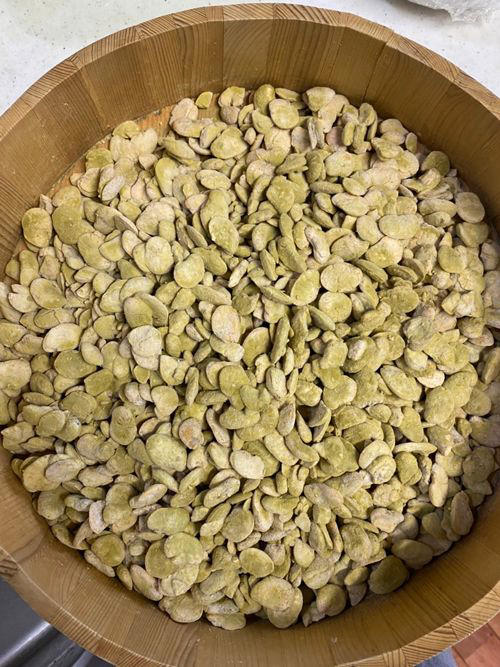 道の駅で出会った麻婆豆腐のおいしさに衝撃を受ける, 日本で売っている豆板醤は「唐辛子の塩漬け」に近い, スナックの常連さんに麻婆豆腐が大ウケ, レシピを元に四苦八苦しながら豆板醤づくり, 商品化は「自宅で簡単においしく」がポイント, 知ってもらうために店舗オープン, 店舗オープンに際して調味料を開発, 「味変」からの「麻薬ラー油ご飯」にチャレンジ, 麻婆豆腐をもっと誰もが、気軽に食べられる存在に