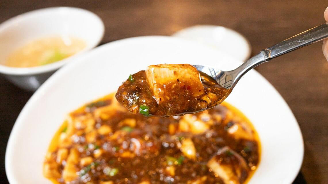 道の駅で出会った麻婆豆腐のおいしさに衝撃を受ける, 日本で売っている豆板醤は「唐辛子の塩漬け」に近い, スナックの常連さんに麻婆豆腐が大ウケ, レシピを元に四苦八苦しながら豆板醤づくり, 商品化は「自宅で簡単においしく」がポイント, 知ってもらうために店舗オープン, 店舗オープンに際して調味料を開発, 「味変」からの「麻薬ラー油ご飯」にチャレンジ, 麻婆豆腐をもっと誰もが、気軽に食べられる存在に
