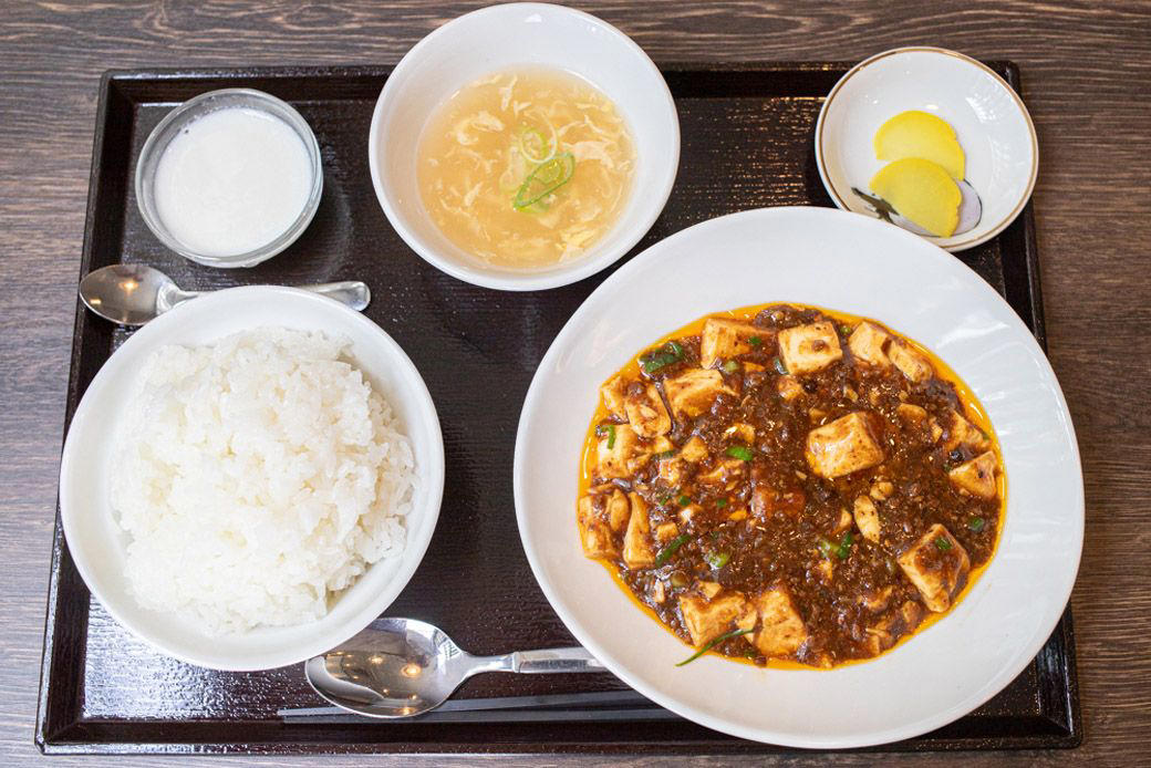 道の駅で出会った麻婆豆腐のおいしさに衝撃を受ける, 日本で売っている豆板醤は「唐辛子の塩漬け」に近い, スナックの常連さんに麻婆豆腐が大ウケ, レシピを元に四苦八苦しながら豆板醤づくり, 商品化は「自宅で簡単においしく」がポイント, 知ってもらうために店舗オープン, 店舗オープンに際して調味料を開発, 「味変」からの「麻薬ラー油ご飯」にチャレンジ, 麻婆豆腐をもっと誰もが、気軽に食べられる存在に