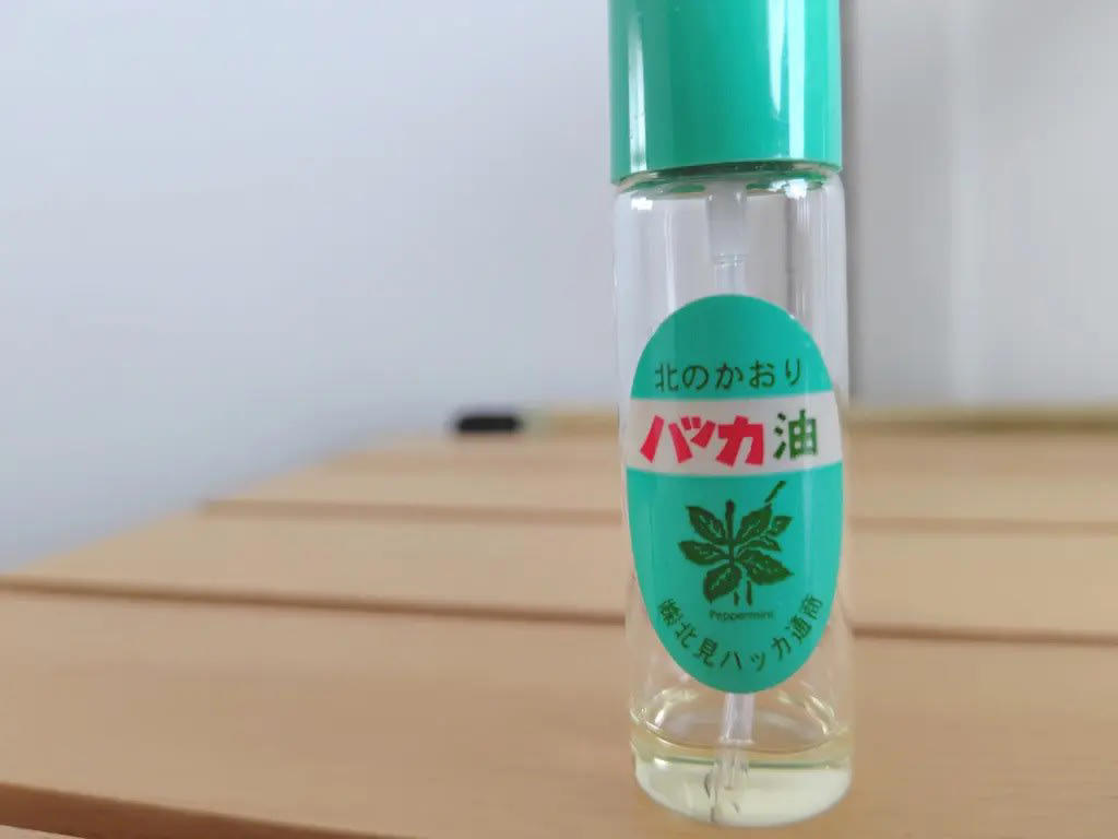 ハッカ油の様々な効果, メントールによる殺菌作用が期待できる, 清涼感のある香りでリラックス効果がある, 虫よけにも使える, ハッカ油のデメリット・注意点, 肌への刺激の強さ, 妊娠中・授乳中・乳幼児への使用, ポリスチレン（PS）製のペットボトルや容器は使用不可, 中毒症状の危険性, ハッカ油の安全な使い方, 使用前にパッチテストを行う, 子どもの手の届かない冷暗所で保管する, おすすめのハッカ油5選, 【1】北見ハッカ通商「ハッカ油スプレー」, 【2】健栄製薬「天然ハッカ油」, 【3】ジアニスト「天然ハッカ油」, 【4】リバティライフ「天然ハッカ油」, ハッカ油の使用に関するよくある質問, ハッカ油をお風呂に入れてもいいですか？, 子どもがハッカ油をなめてしまったときは、どのように対処すればいいですか？, ハッカ油を散布しても、虫が寄ってくるのはなぜですか？ , 天然成分でも要注意！ハッカ油を正しく使って生活に役立てよう