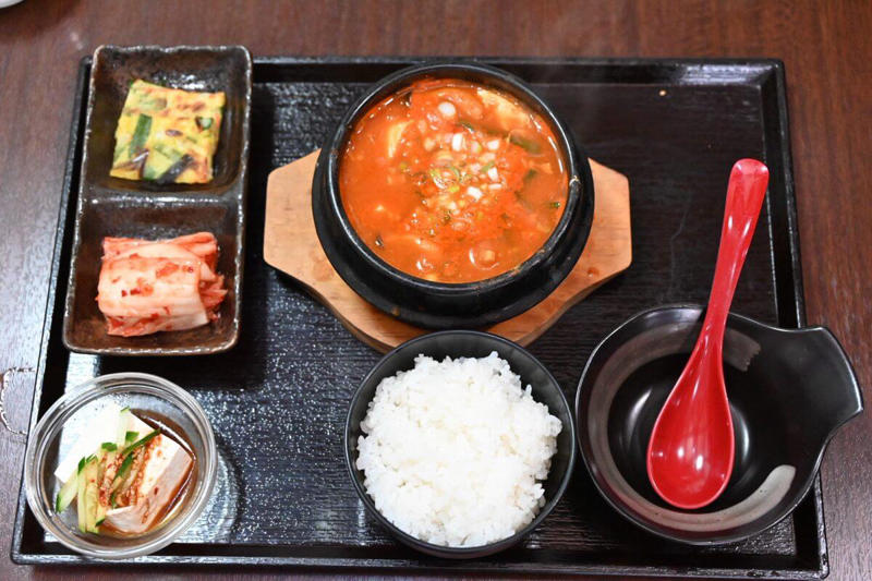 珍しい具材で新しい食感と味「石焼ピビンバ定食」, 真夏でも注文する人多数！「スンドゥブチゲ定食」, 店主の母秘伝のタレを使った「ホルモン炒め定食」, 韓国料理をもっと身近にもっと日常で……, 高麗苑スラの基本情報