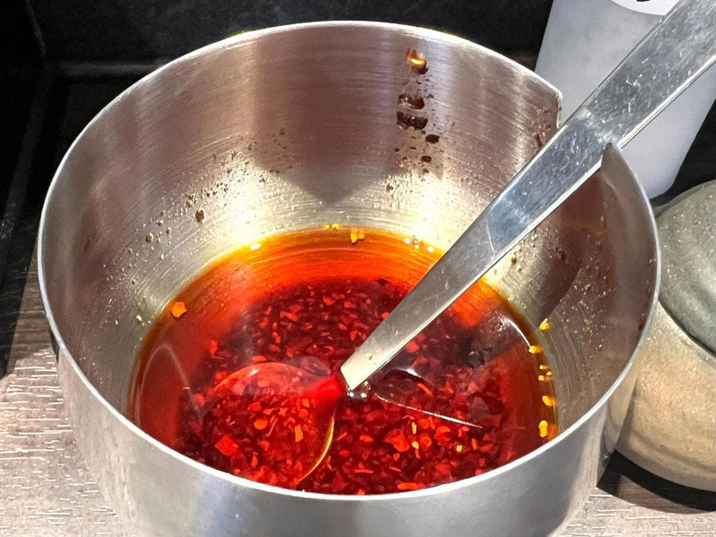 道の駅で出会った麻婆豆腐のおいしさに衝撃を受ける, 日本で売っている豆板醤は「唐辛子の塩漬け」に近い, スナックの常連さんに麻婆豆腐が大ウケ, レシピを元に四苦八苦しながら豆板醤づくり, 商品化は「自宅で簡単においしく」がポイント, 知ってもらうために店舗オープン, 店舗オープンに際して調味料を開発, 「味変」からの「麻薬ラー油ご飯」にチャレンジ, 麻婆豆腐をもっと誰もが、気軽に食べられる存在に