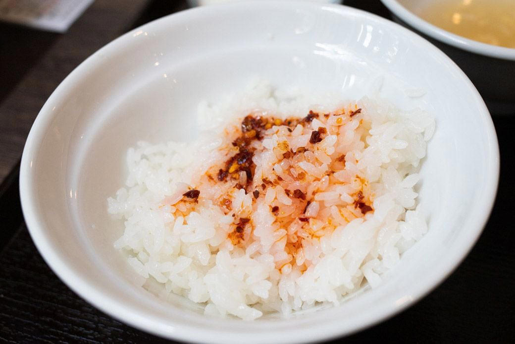 道の駅で出会った麻婆豆腐のおいしさに衝撃を受ける, 日本で売っている豆板醤は「唐辛子の塩漬け」に近い, スナックの常連さんに麻婆豆腐が大ウケ, レシピを元に四苦八苦しながら豆板醤づくり, 商品化は「自宅で簡単においしく」がポイント, 知ってもらうために店舗オープン, 店舗オープンに際して調味料を開発, 「味変」からの「麻薬ラー油ご飯」にチャレンジ, 麻婆豆腐をもっと誰もが、気軽に食べられる存在に