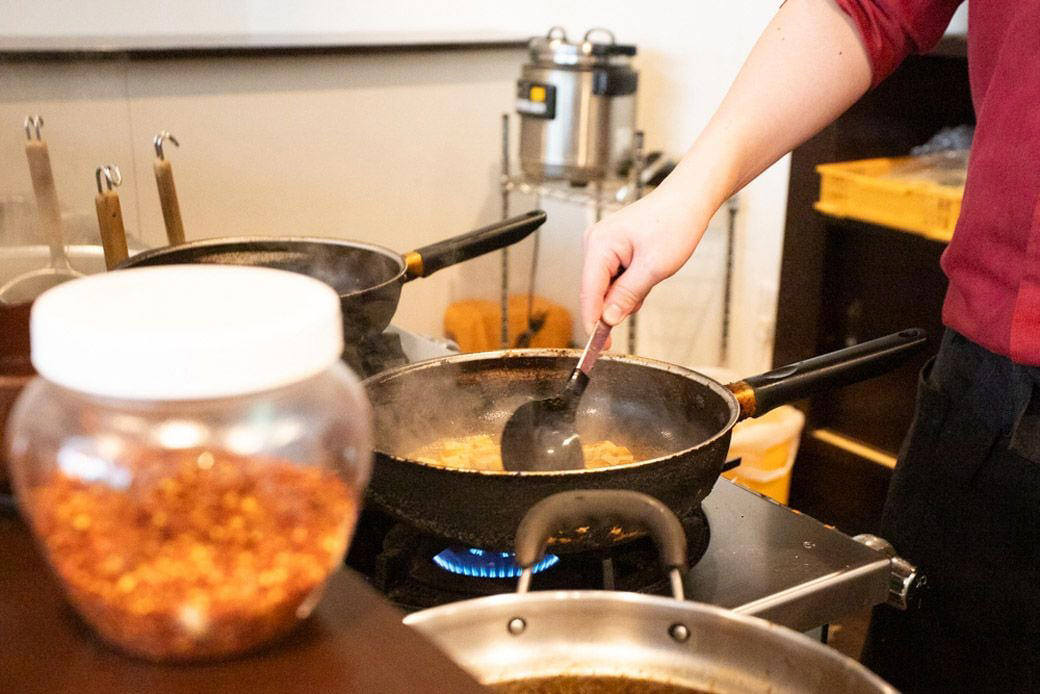 道の駅で出会った麻婆豆腐のおいしさに衝撃を受ける, 日本で売っている豆板醤は「唐辛子の塩漬け」に近い, スナックの常連さんに麻婆豆腐が大ウケ, レシピを元に四苦八苦しながら豆板醤づくり, 商品化は「自宅で簡単においしく」がポイント, 知ってもらうために店舗オープン, 店舗オープンに際して調味料を開発, 「味変」からの「麻薬ラー油ご飯」にチャレンジ, 麻婆豆腐をもっと誰もが、気軽に食べられる存在に