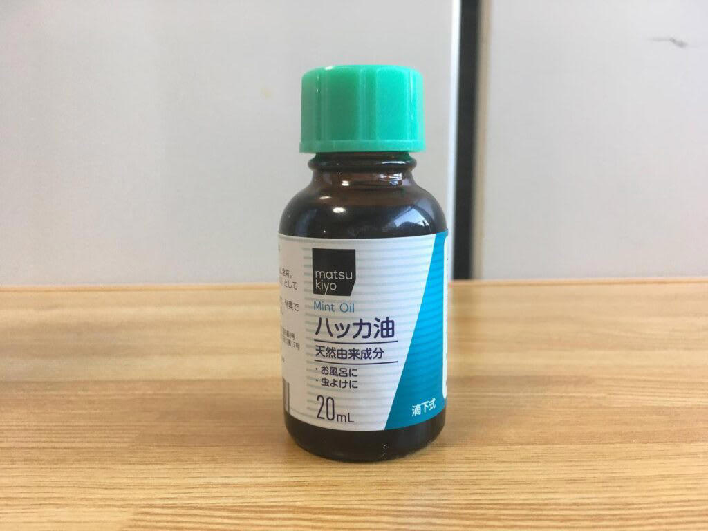 ハッカ油の様々な効果, メントールによる殺菌作用が期待できる, 清涼感のある香りでリラックス効果がある, 虫よけにも使える, ハッカ油のデメリット・注意点, 肌への刺激の強さ, 妊娠中・授乳中・乳幼児への使用, ポリスチレン（PS）製のペットボトルや容器は使用不可, 中毒症状の危険性, ハッカ油の安全な使い方, 使用前にパッチテストを行う, 子どもの手の届かない冷暗所で保管する, おすすめのハッカ油5選, 【1】北見ハッカ通商「ハッカ油スプレー」, 【2】健栄製薬「天然ハッカ油」, 【3】ジアニスト「天然ハッカ油」, 【4】リバティライフ「天然ハッカ油」, ハッカ油の使用に関するよくある質問, ハッカ油をお風呂に入れてもいいですか？, 子どもがハッカ油をなめてしまったときは、どのように対処すればいいですか？, ハッカ油を散布しても、虫が寄ってくるのはなぜですか？ , 天然成分でも要注意！ハッカ油を正しく使って生活に役立てよう