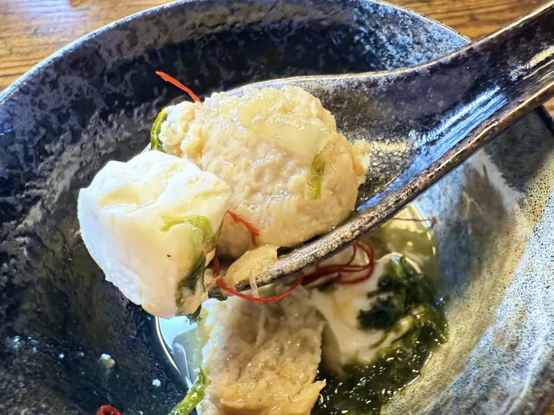 特製鶏白湯スープとふわふわつくね　浜ん家のお通し　500円, もう一つの人生の「幕開け」, 幼い頃から培った「食」の経験, 「浜ん家」で心安らぐひとときを