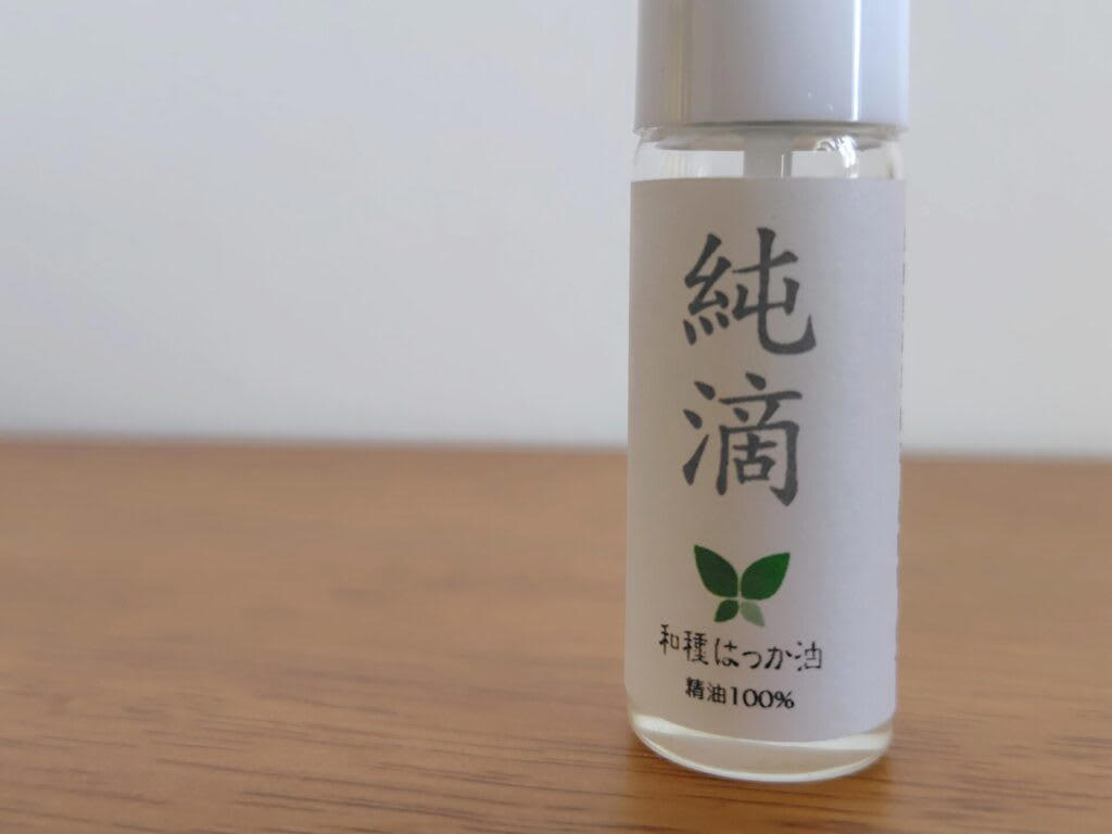 ハッカ油の様々な効果, メントールによる殺菌作用が期待できる, 清涼感のある香りでリラックス効果がある, 虫よけにも使える, ハッカ油のデメリット・注意点, 肌への刺激の強さ, 妊娠中・授乳中・乳幼児への使用, ポリスチレン（PS）製のペットボトルや容器は使用不可, 中毒症状の危険性, ハッカ油の安全な使い方, 使用前にパッチテストを行う, 子どもの手の届かない冷暗所で保管する, おすすめのハッカ油5選, 【1】北見ハッカ通商「ハッカ油スプレー」, 【2】健栄製薬「天然ハッカ油」, 【3】ジアニスト「天然ハッカ油」, 【4】リバティライフ「天然ハッカ油」, ハッカ油の使用に関するよくある質問, ハッカ油をお風呂に入れてもいいですか？, 子どもがハッカ油をなめてしまったときは、どのように対処すればいいですか？, ハッカ油を散布しても、虫が寄ってくるのはなぜですか？ , 天然成分でも要注意！ハッカ油を正しく使って生活に役立てよう