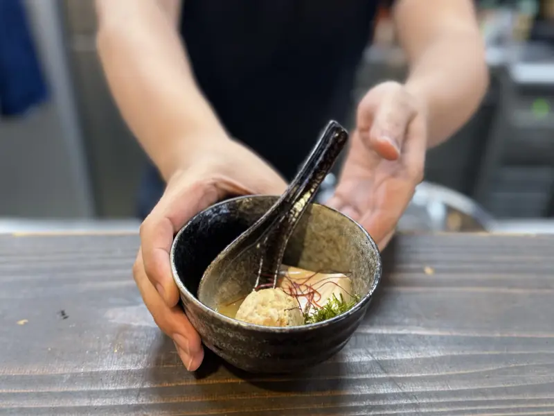 特製鶏白湯スープとふわふわつくね　浜ん家のお通し　500円, もう一つの人生の「幕開け」, 幼い頃から培った「食」の経験, 「浜ん家」で心安らぐひとときを
