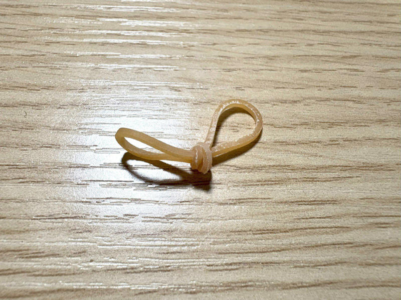 輪ゴムの意外な使い道, リモコンにたまったほこり, 輪ゴムでリモコンをきれいにする方法, リモコン以外にも使える場所は多数！
