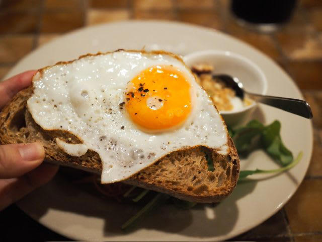「BERTH COFFEE」という店名にこめられた願い, あっという間に満席に！大人気のコーヒースタンド, まるで海外？海外旅行気分を味わえる空間, 身体喜ぶ、野菜たっぷりモーニングプレート, こだわりのコーヒーとアメニティも購入可能