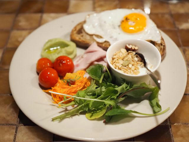 「BERTH COFFEE」という店名にこめられた願い, あっという間に満席に！大人気のコーヒースタンド, まるで海外？海外旅行気分を味わえる空間, 身体喜ぶ、野菜たっぷりモーニングプレート, こだわりのコーヒーとアメニティも購入可能