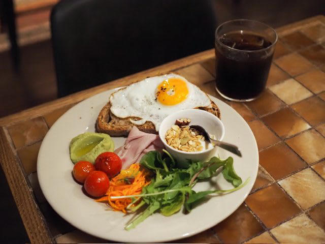 「BERTH COFFEE」という店名にこめられた願い, あっという間に満席に！大人気のコーヒースタンド, まるで海外？海外旅行気分を味わえる空間, 身体喜ぶ、野菜たっぷりモーニングプレート, こだわりのコーヒーとアメニティも購入可能