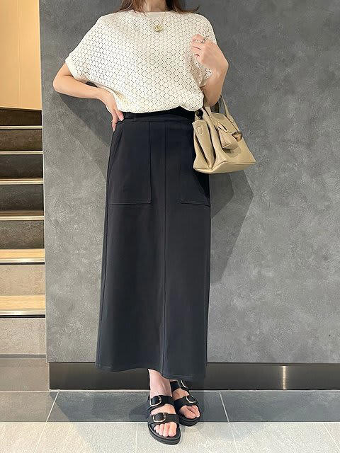 華やかトップスと合わせてモノトーンコーデを格上げ, 黒ビスチェ×黒スカートで全体を引き締める, シャツをたすき掛けで縦のラインを強調, 黒のシアートップスと合わせて品格のある佇まいに, フリンジニットベストを合わせて秋を先取り
