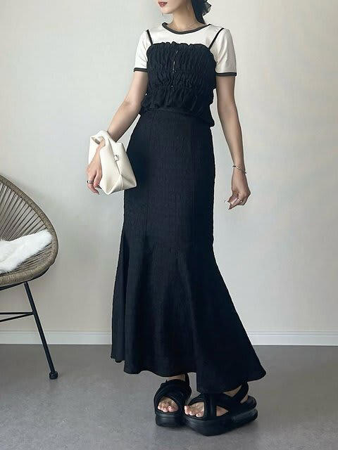 華やかトップスと合わせてモノトーンコーデを格上げ, 黒ビスチェ×黒スカートで全体を引き締める, シャツをたすき掛けで縦のラインを強調, 黒のシアートップスと合わせて品格のある佇まいに, フリンジニットベストを合わせて秋を先取り