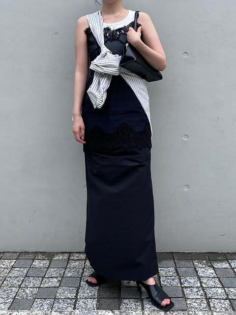 華やかトップスと合わせてモノトーンコーデを格上げ, 黒ビスチェ×黒スカートで全体を引き締める, シャツをたすき掛けで縦のラインを強調, 黒のシアートップスと合わせて品格のある佇まいに, フリンジニットベストを合わせて秋を先取り