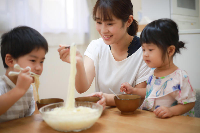 1．デザートは「かき氷」が定番, 2．夏祭りに行く前に食事を済ませる, 3．疲れた日は「そうめん」に頼る, くふうとメリハリが夏の家計を守る