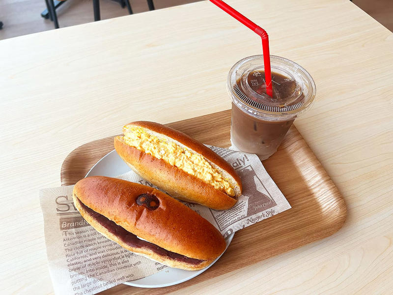 『ストックバスターズカフェ』とは, 【シンプルイズベスト】「タマゴサラダ」と「あんバター」, 【ボリューム満点】「フィッシュフライ」と「焼きそば」, 【食後にソフトクリーム】「バニラ｣と「雪室コーヒー」, メニュー(2025年7月25日時点)