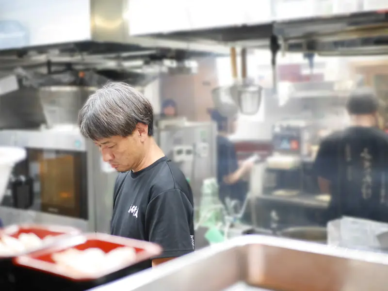 分厚い切り身で“魚を食べる”贅沢体験, 漁師×料理人、本物を知る店主のこだわり, 小鉢に広がる、もう一つの魚の世界, 今日だけの“海の定食”を味わいに
