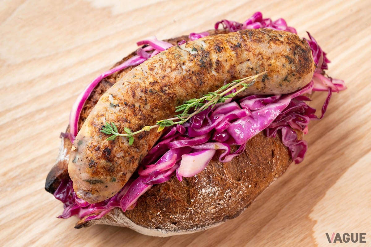 鮮やかな紫キャベと大きなソーセージがインパクトのある「サルシッチャ」, 中華料理も胡麻たっぷりのコッペパンで！「上海焼きそばパン」, 赤ワインで煮込んだ牛スネ肉がたっぷり！「ミートパイ」, 3色のチェリーが可愛らしい「チェリーのデニッシュ」, 生のブルーベリーのみずみずしさとサクサクのパイ生地「ブルーベリーのデニッシュ」
