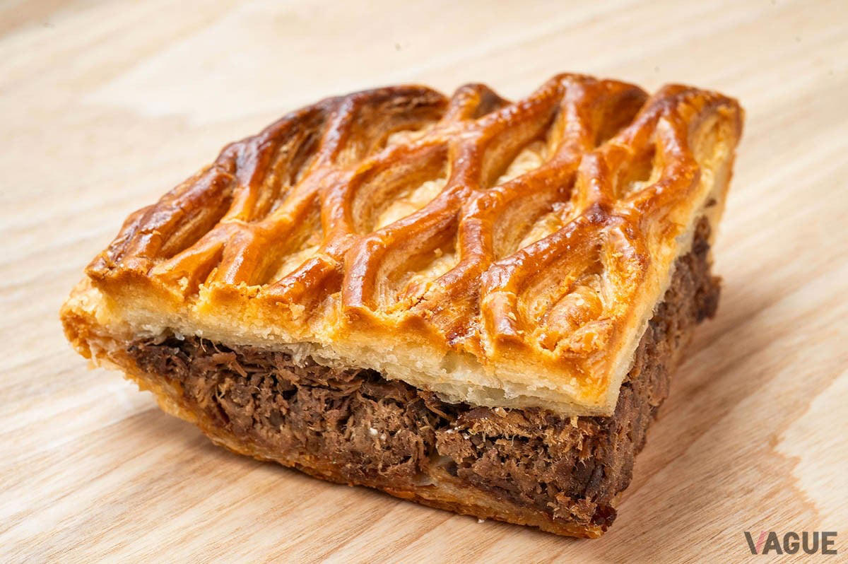 鮮やかな紫キャベと大きなソーセージがインパクトのある「サルシッチャ」, 中華料理も胡麻たっぷりのコッペパンで！「上海焼きそばパン」, 赤ワインで煮込んだ牛スネ肉がたっぷり！「ミートパイ」, 3色のチェリーが可愛らしい「チェリーのデニッシュ」, 生のブルーベリーのみずみずしさとサクサクのパイ生地「ブルーベリーのデニッシュ」
