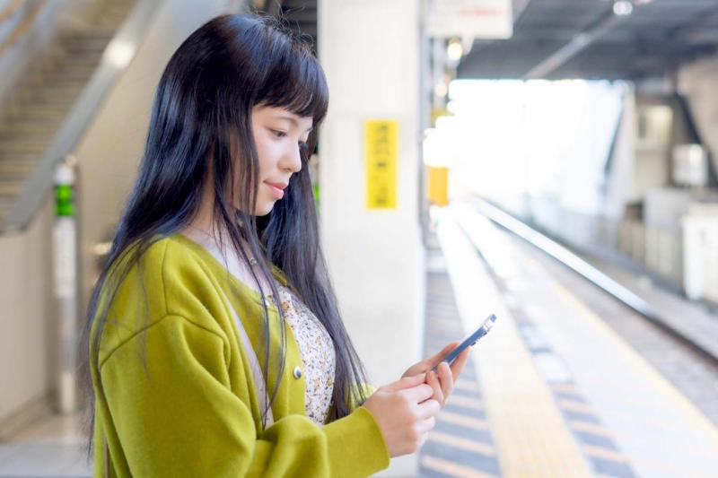 駅ホームのスマホ依存構造, スマホ風刺画の賛否論争, 高齢層のデジタル格差実態, 日本駅空間の設計課題, スマホ依存論の構造的限界
