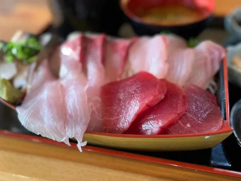 分厚い切り身で“魚を食べる”贅沢体験, 漁師×料理人、本物を知る店主のこだわり, 小鉢に広がる、もう一つの魚の世界, 今日だけの“海の定食”を味わいに