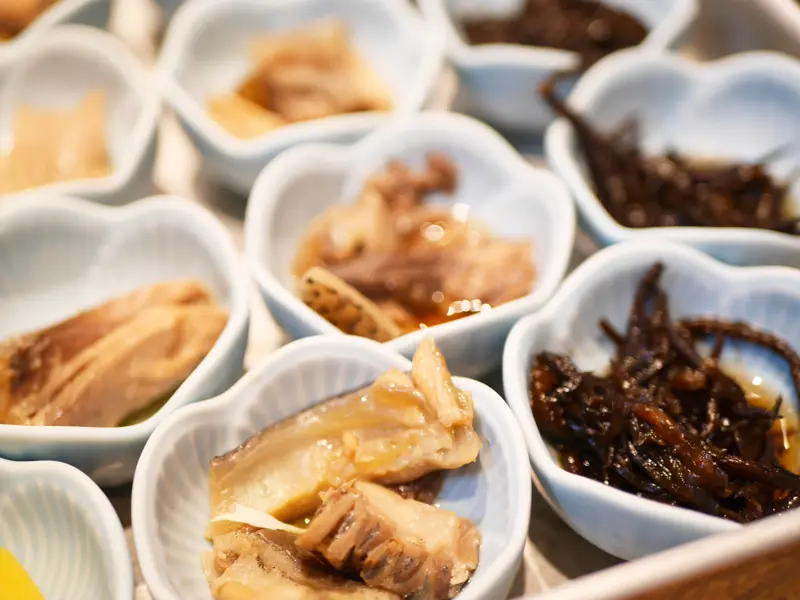 分厚い切り身で“魚を食べる”贅沢体験, 漁師×料理人、本物を知る店主のこだわり, 小鉢に広がる、もう一つの魚の世界, 今日だけの“海の定食”を味わいに