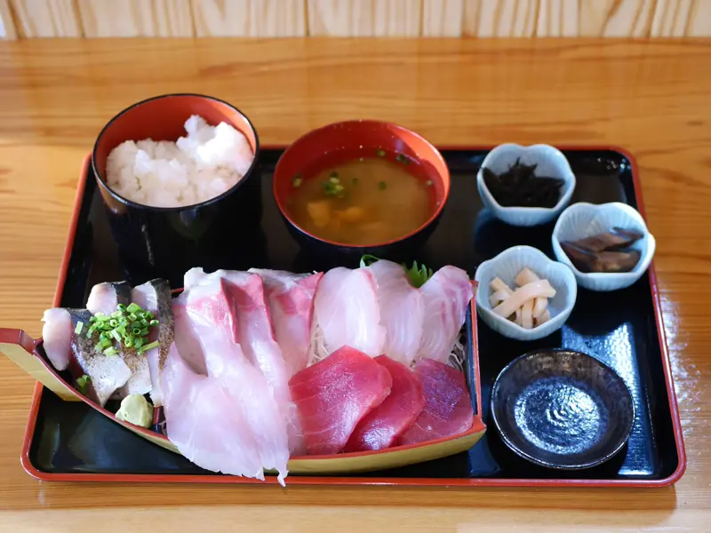 分厚い切り身で“魚を食べる”贅沢体験, 漁師×料理人、本物を知る店主のこだわり, 小鉢に広がる、もう一つの魚の世界, 今日だけの“海の定食”を味わいに