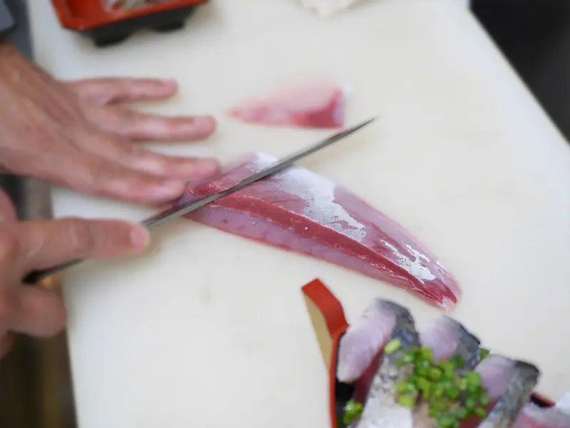 分厚い切り身で“魚を食べる”贅沢体験, 漁師×料理人、本物を知る店主のこだわり, 小鉢に広がる、もう一つの魚の世界, 今日だけの“海の定食”を味わいに