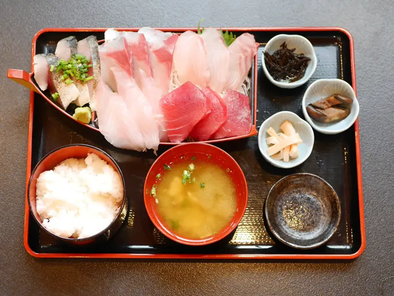 分厚い切り身で“魚を食べる”贅沢体験, 漁師×料理人、本物を知る店主のこだわり, 小鉢に広がる、もう一つの魚の世界, 今日だけの“海の定食”を味わいに