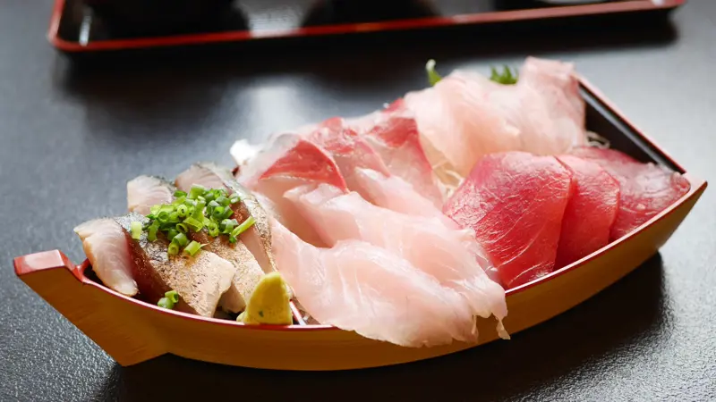 分厚い切り身で“魚を食べる”贅沢体験, 漁師×料理人、本物を知る店主のこだわり, 小鉢に広がる、もう一つの魚の世界, 今日だけの“海の定食”を味わいに