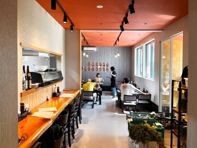 分厚い切り身で“魚を食べる”贅沢体験, 漁師×料理人、本物を知る店主のこだわり, 小鉢に広がる、もう一つの魚の世界, 今日だけの“海の定食”を味わいに