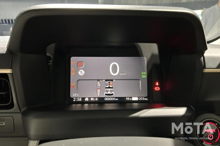 ホンダの軽EV「新型N-ONE e:」とは？, 新型N-ONE e:のレビュー, 【外観評価】運転のしやすさに配慮したデザインが高評価, 【内装評価】機能美あふれる水平基調デザインが◎！ シフトは賛否あり, 【居住性レビュー】運転席は快適そのもの！ しかしファミリーユースには不向きか, 【走行性能レビュー】専門家も驚愕！ モーターが生む異次元の加速と安定性, 【ライバル比較】日産「サクラ」との決定的な違いとは？, 新型N-ONE e:の良い点、気になる点, 新型N-ONE e:をおすすめできる人, N-ONE e:をおすすめできる人